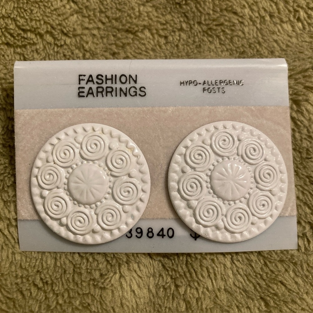 NWT Fashion Earrings Vintage 80s Hypoallergenic Posts Cream